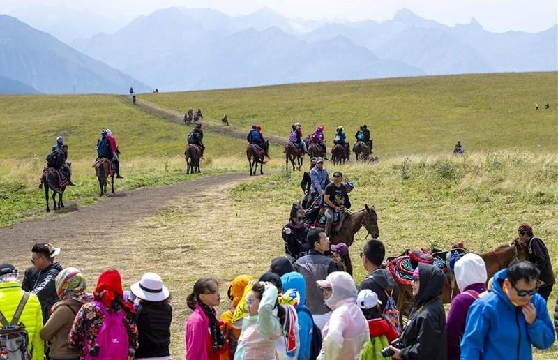 Mê mẩn với đồng cỏ đẹp như tranh tại Tân Cương - 11