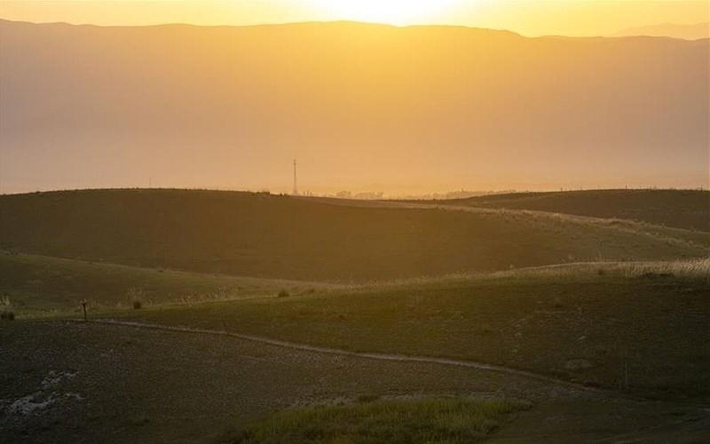 Hoàng hôn trên thảo nguyên tại Tân Cương.