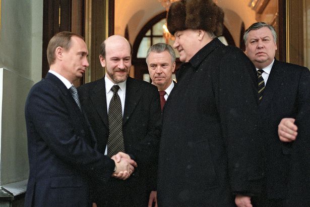 Ông Putin bắt tay với Boris Yeltsin, người sau này từ chức để ông Putin làm Tổng thống Nga.