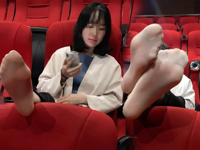 Bạn trẻ - Cuộc sống - Vô tư gác chân lên ghế trong rạp phim, gái xinh như hoa nhận đủ “gạch đá”