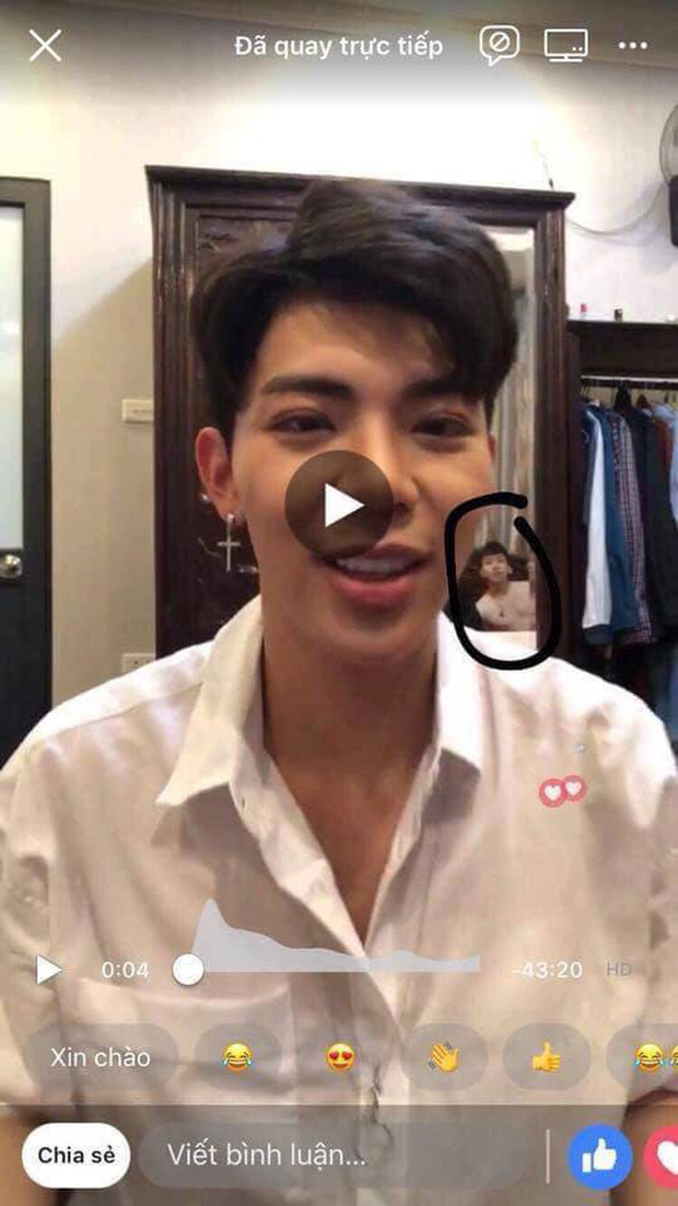 Hình ảnh chàng trai bị phản chiếu qua gương trong livestream của Erik