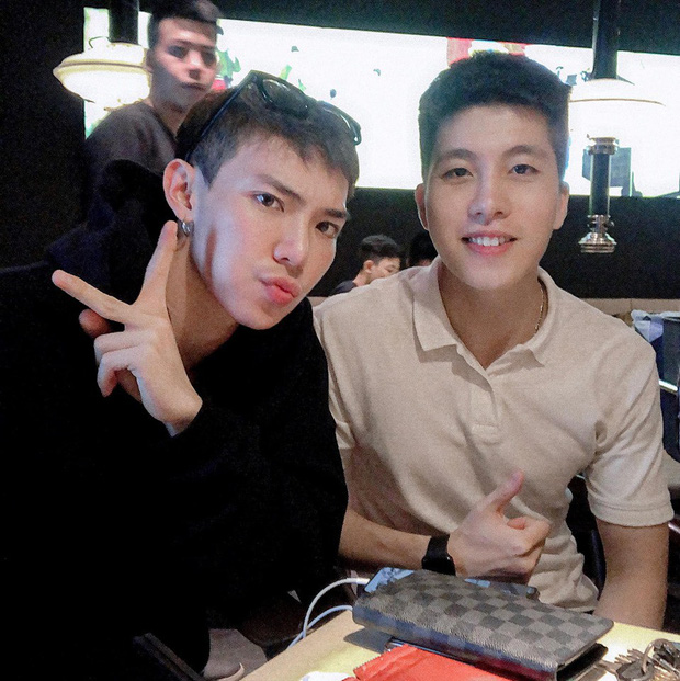 Erik (trái) bên cạnh người em họ chính là chàng trai trong gương