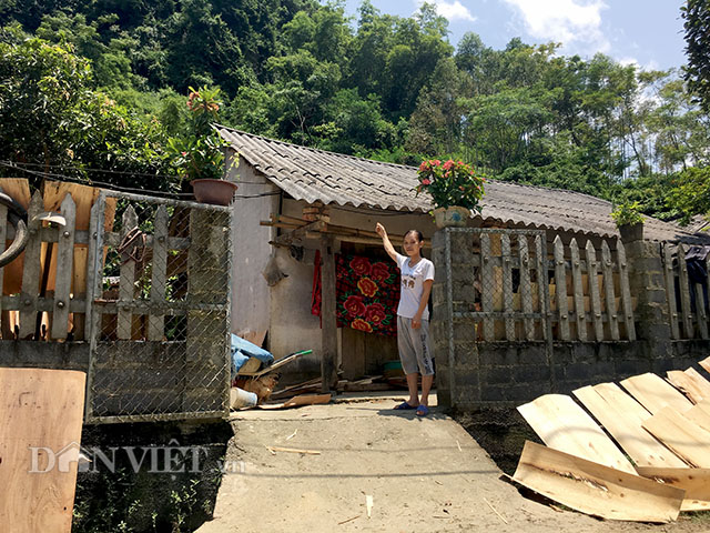 Nhà chị Huyền nằm ngay dưới chân núi của mỏ khai thác đá vôi, nơi vừa xảy ra sạt lở, chị cho biết, mỗi khi mưa lớn&nbsp;cả nhà không dám ngủ vì sợ đá từ mỏ lăn xuống không kịp chạy.