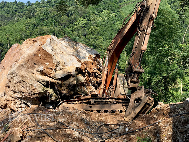 Một tảng đá to&nbsp;bằng cả gian nhà đã lao xuống, đè lên&nbsp;chiếc máy xúc của công ty.