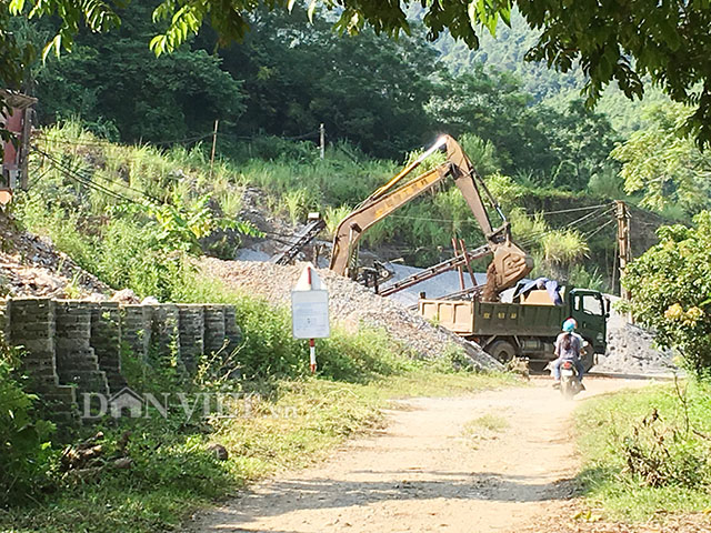 Dù vẫn có&nbsp;nguy cơ&nbsp;sạt lở, rất guy hiểm, tuy nhiên không có bất kỳ biển cảnh báo nào được đặt để người đi đường&nbsp;biết.