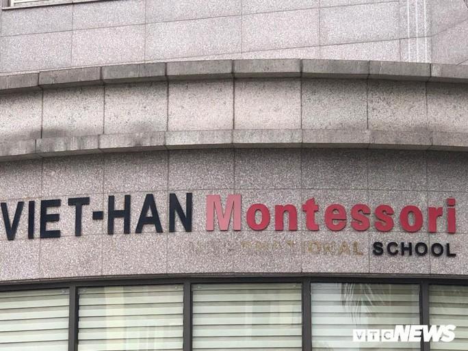 Trường Quốc tế Việt - Hàn Montessori (tòa nhà Hyundai Hillstate, số 5 Tô Hiệu, Hà Đông, Hà Nội) cũng tháo dỡ chữ "quốc tế" trong biển hiệu - Ảnh: VTCnews