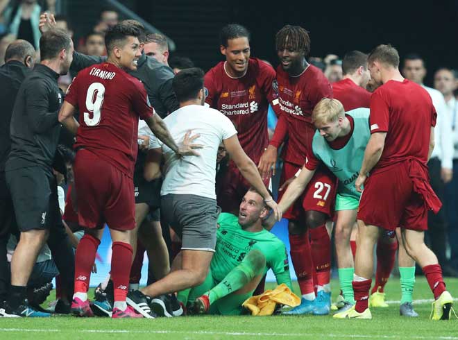 Thủ thành Adrian dính chấn thương khi ăn mừng cùng đồng đội và CĐV