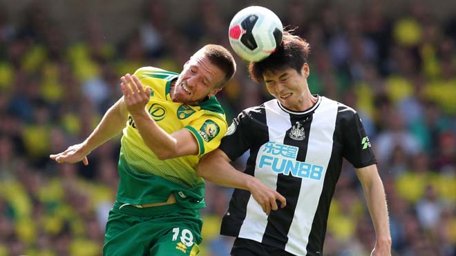 Norwich (áo vàng) chơi tốt trước Newcastle