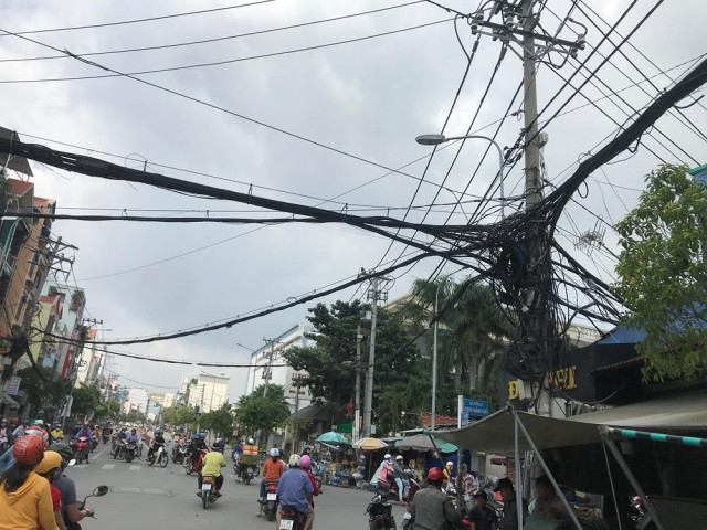 Tin tức trong ngày - Dây điện như mạng nhện 'tử thần' treo trên đầu người dân Sài Gòn