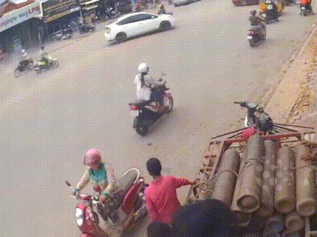 Media - Cảnh tượng trạm xăng phát nổ, người đi đường chạy loạn