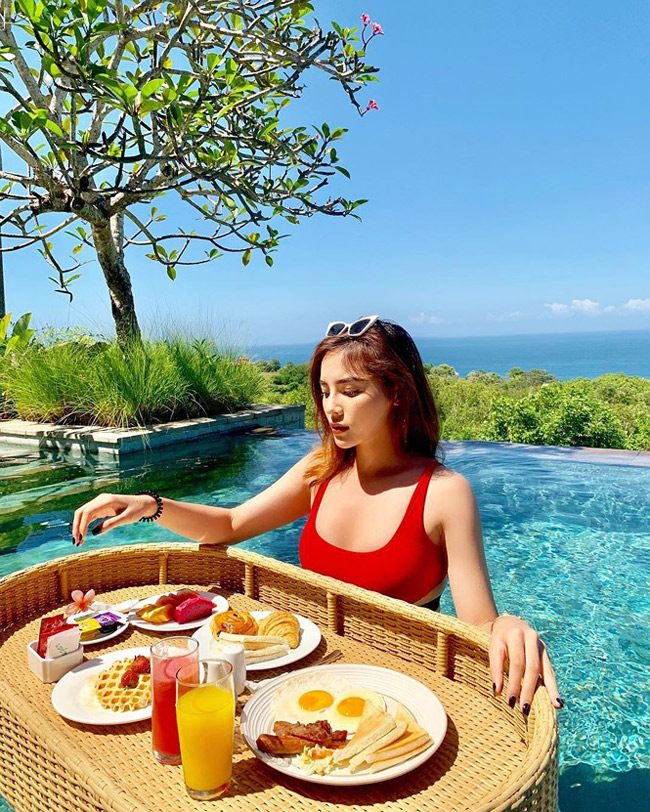 Người đẹp được khen ngợi với vóc dáng gợi cảm trong chuyến nghỉ dưỡng ở Bali, Indonesia.