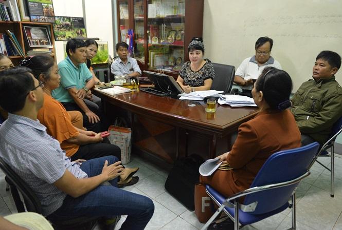 Nghe các nạn nhân trình bày tại Văn phòng Ban đại diện báo Tiền Phong khu vực Tây Nguyên Quảng cáo