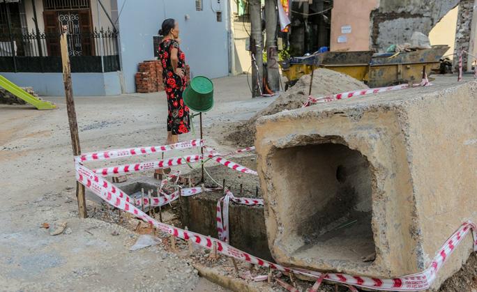 Những tảng bê tông lớn đó lại cũng trở thành các chướng ngại vật nguy hiểm cho người tham gia giao thông