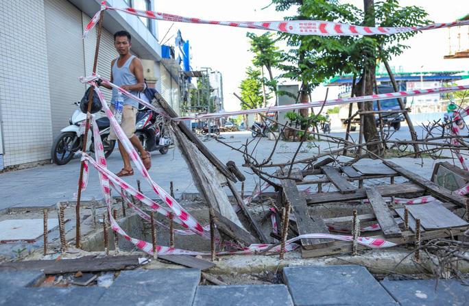 Dù vỉa hè đã được lát xong từ lâu nhưng chủ đầu tư vẫn chưa cho thi công bịt các miệng cống "tử thần" này.