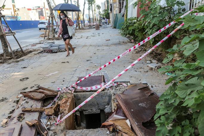 Có nhiều miệng cống được che đậy qua loa bằng một vài miếng gỗ mục, gỗ ép yếu ớt...