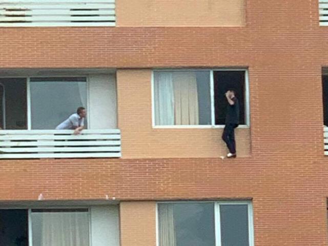 Tin tức trong ngày - Giải cứu người đàn ông ngoại quốc leo ra ban công đòi "phi thân" xuống đất