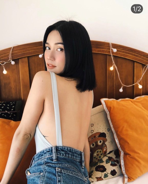 Từng khẳng định là một nghệ sỹ "sexy từ trong máu" nên phong cách thời trang của Sĩ Thanh luôn gợi cảm trong mọi hoàn cảnh. Cô đã nhiều lần chọn áo tắm để xuống phố.