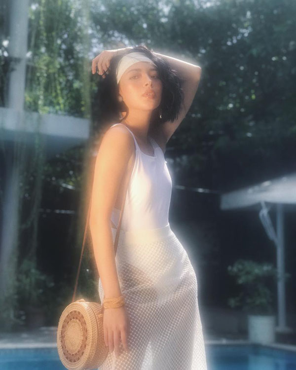 Tú Hảo tăng thêm sự mới mẻ cho set đồ bơi khi mix cùng chiếc váy lưới xuyên thấu.