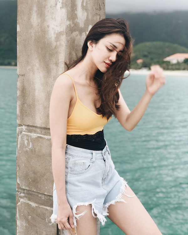 Thiên Nga khéo léo mix&amp;match đồ bơi với chiếc quần hot pants.