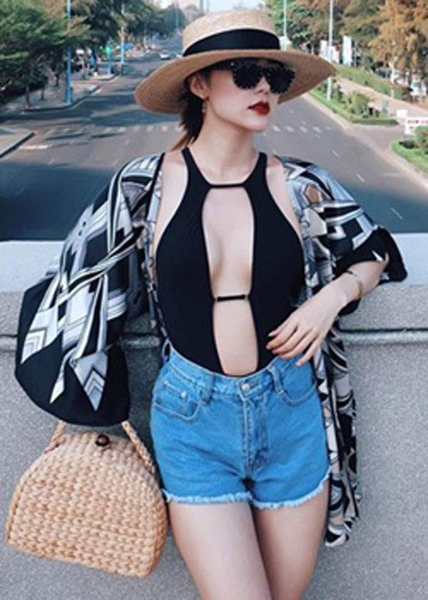 Minh Hằng thì lại sử dụng chiếc áo tắm cut out đi kèm với quần 5cm để tự tin xuống phố.