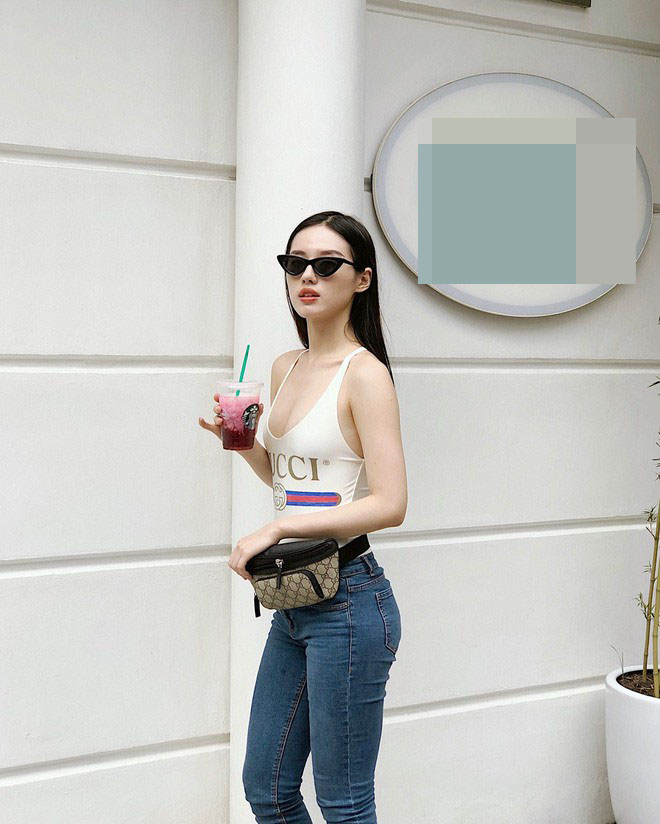 Khánh Linh The Face chọn áo tắm 1 mảnh Gucci để mix với quần jeans xuống phố vẫn vô cùng sành điệu.