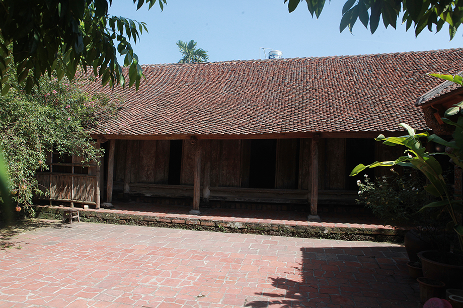 Ngôi nhà gỗ cổ của gia đình ông Nguyễn Văn Hùng (52 tuổi, ở thôn Mông Phụ, xã Đường Lâm, thị xã Sơn Tây, Hà Nội). Theo chủ nhân, ngôi nhà có diện tích 100m2 này được xây dựng từ thế kỷ 17, đến nay đã gần 400 năm.