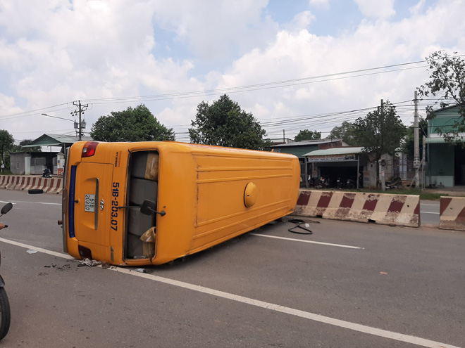 Chiếc xe khách lật chắn ngang đường