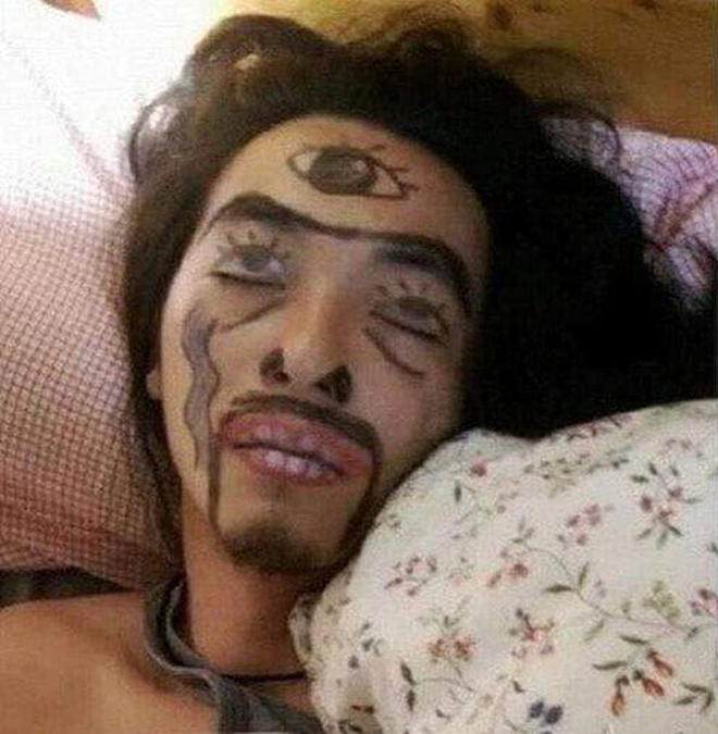 Sáng sớm ngủ dậy soi gương chắc cũng "chết khiếp".