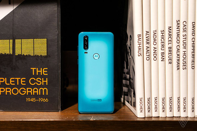 Motorola One Action có giá bán khoảng 6 triệu đồng.