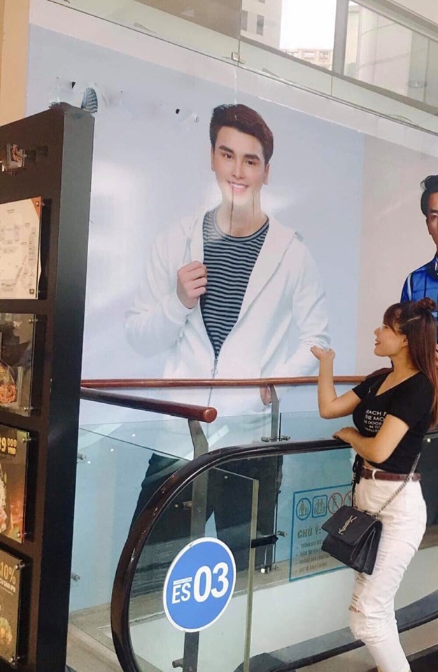 Hình ảnh 1 khán giả checkin bên bức ảnh của nam diễn viên được chia sẻ khiến anh vô cùng bức xúc.