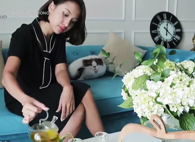 Chia sẻ về thời điểm tậu căn hộ mới, Vân Hugo nói: &#34;Thực sự như là một giấc mơ, tôi hạnh phúc vô cùng khi đứng ở trong góc nhà, ngắm con trai ngồi trên ghế salon xem tivi&#34;.