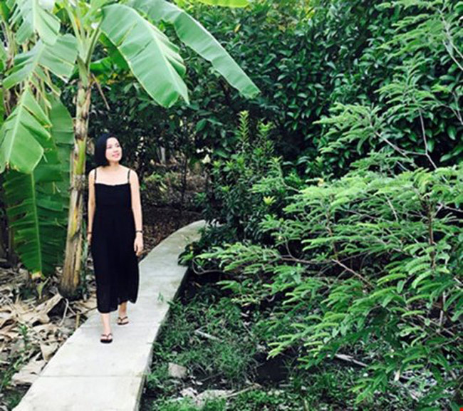 Vườn cây nhà Việt Trinh xanh mướt, tạo không gian yên tĩnh và thư thái.
