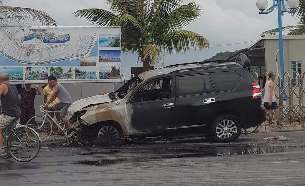 Chiếc xe Toyota Prado sau khi được dập lửa
