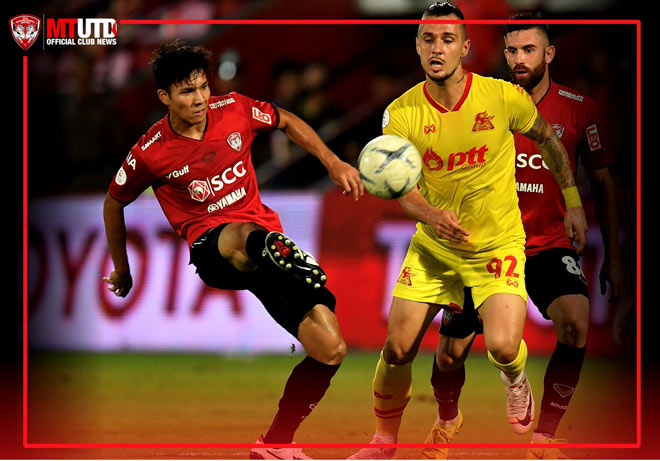 Muangthong United (áo đỏ) lâm cảnh "cầm vàng lại để vàng rơi" khi tiếp đón PTT Rayong trên sân nhà