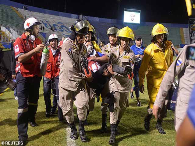 Bóng đá - Thảm kịch rúng động bóng đá thế giới: 3 người mất mạng giữa bạo loạn