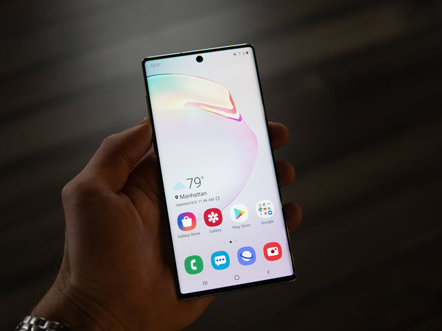 Thời trang Hi-tech - Cặp Galaxy Note10 có gì khác so với "anh em" nhà iPhone Xs