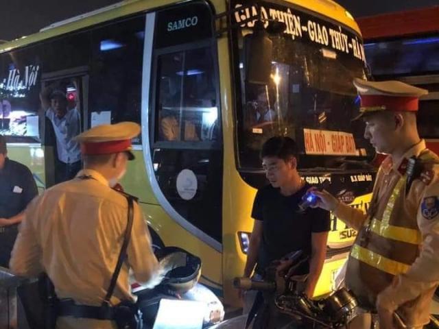 Tin tức trong ngày - Từ phản ánh qua facebook, CSGT chặn bắt xe khách 29 chỗ nhồi 45 người