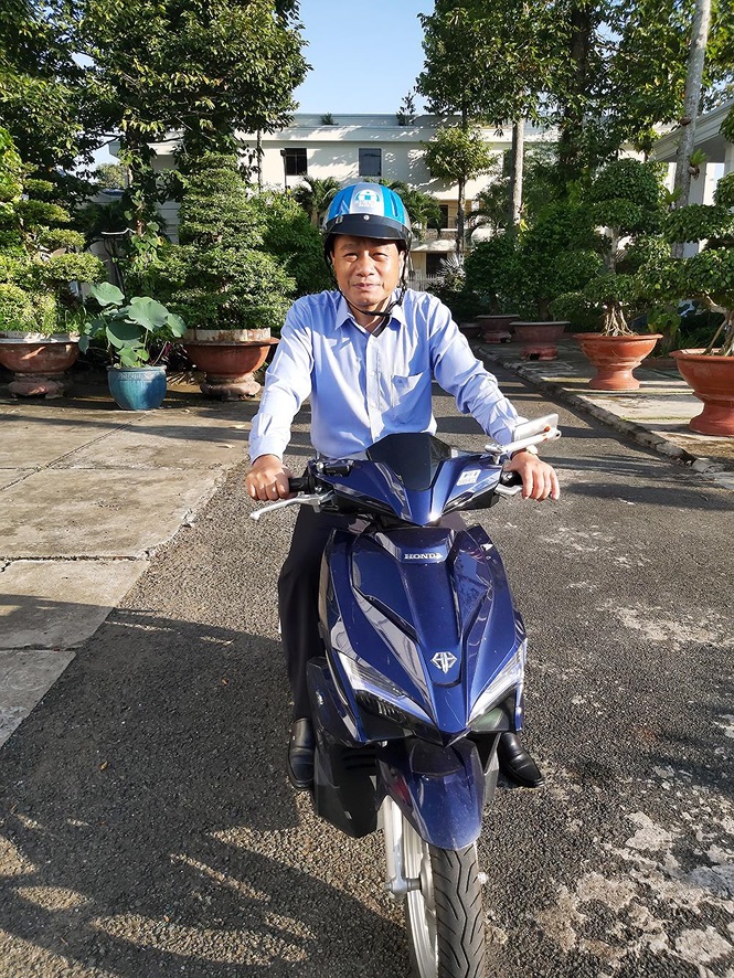 Chủ tịch UBND tỉnh Đồng Tháp Nguyễn Văn Dương chạy xe máy đến công sở&nbsp;