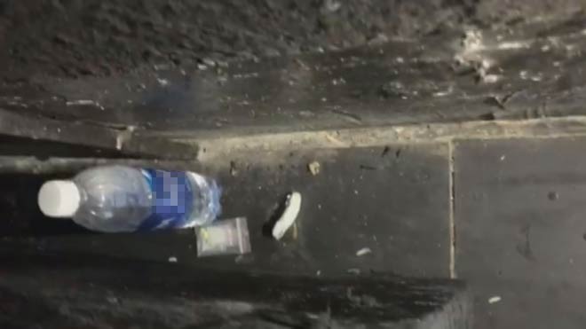 Ma túy bị ném vung vãi dưới sàn