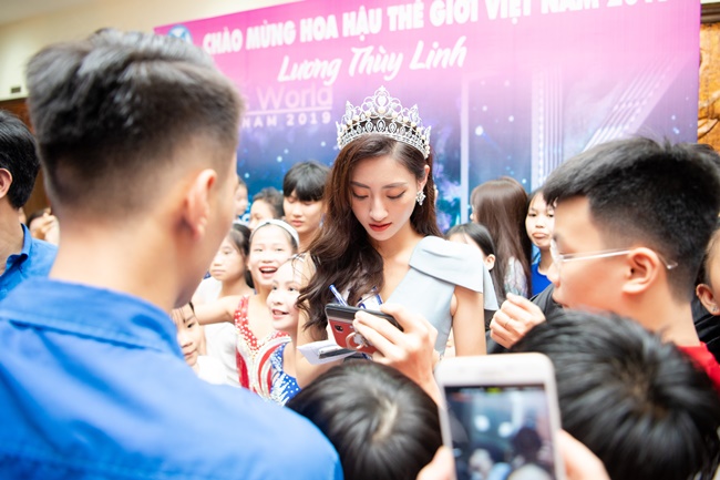 HH Lương Thùy Linh được các fan nhí xin chụp hình và chữ ký trong ngày trở về thăm trường cấp 3.