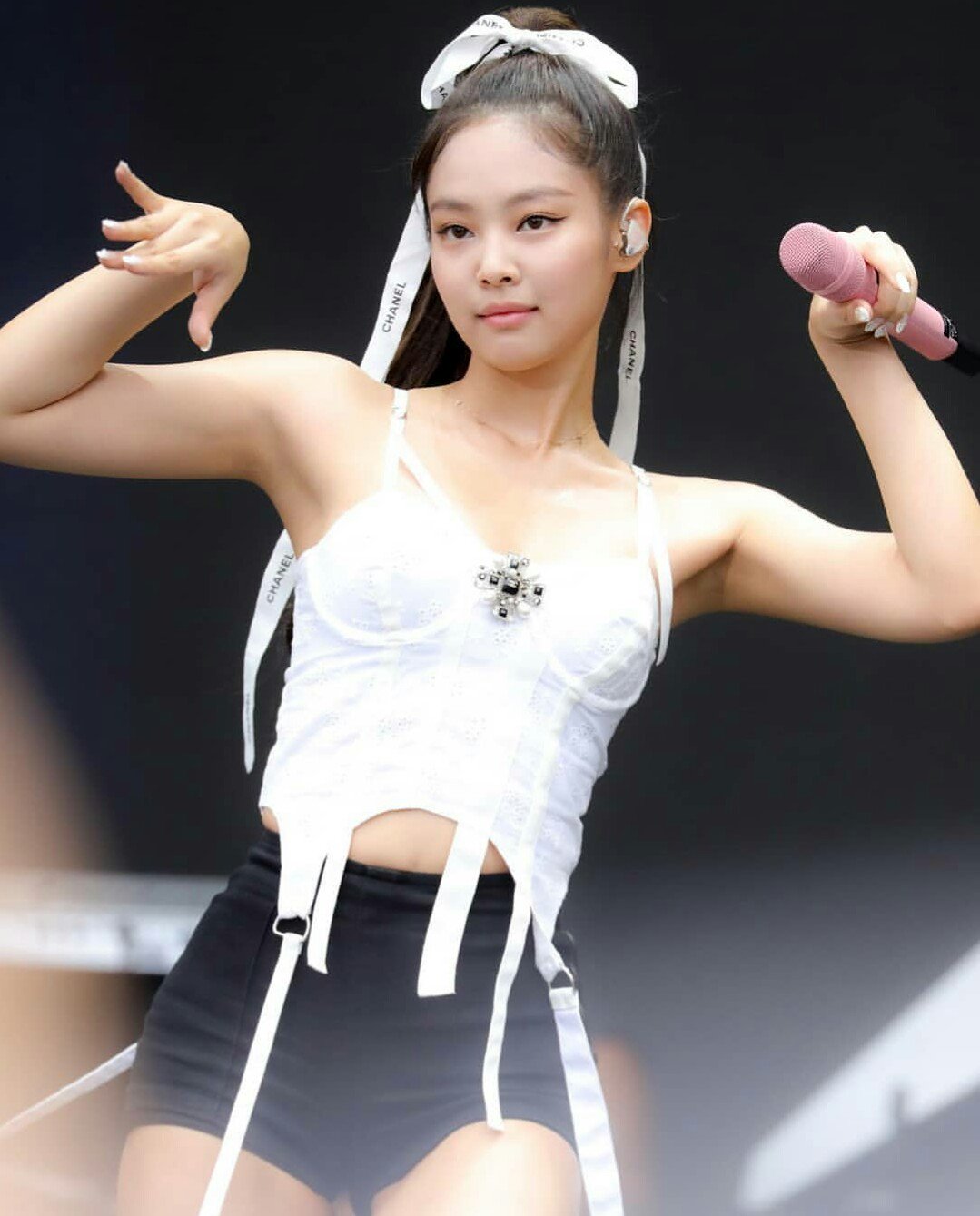 Jennie mặc corset trắng trong sự kiện tại Nhật Bản.&nbsp;