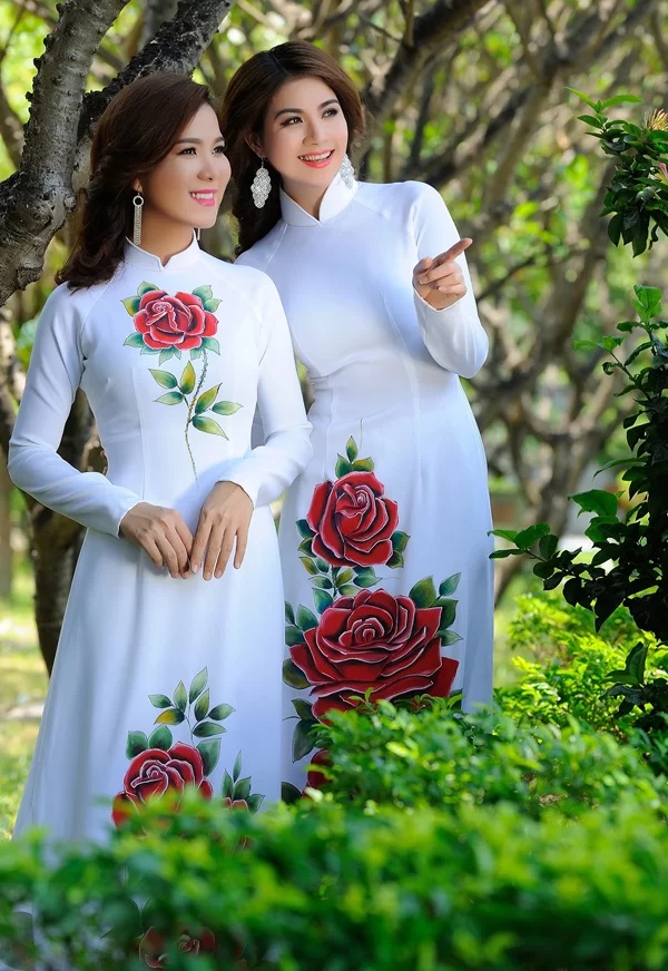 Kha Ly (phải) diện áo dài bên em gái Kha My