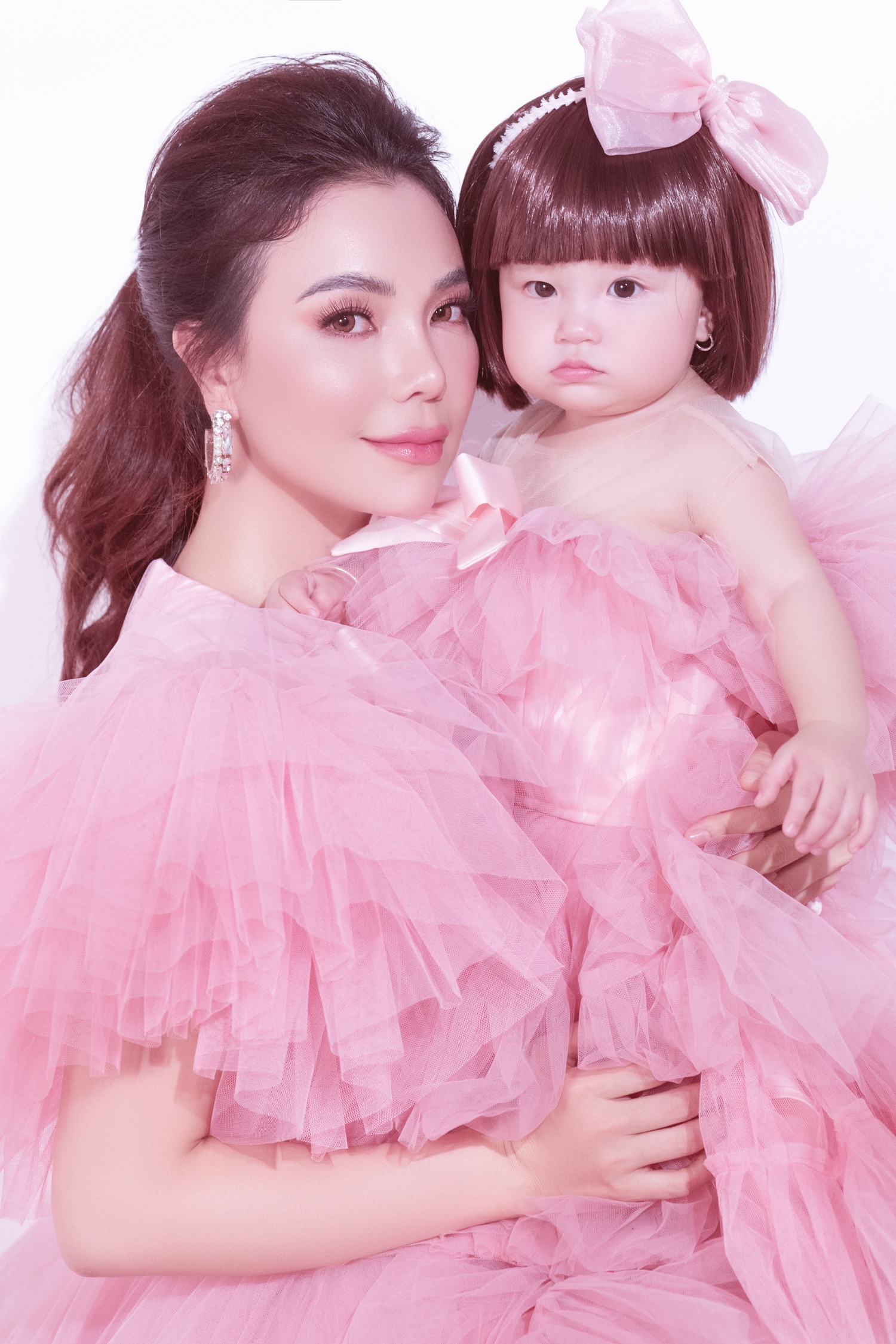 Trà Ngọc Hằng bên con gái&nbsp;Sophia