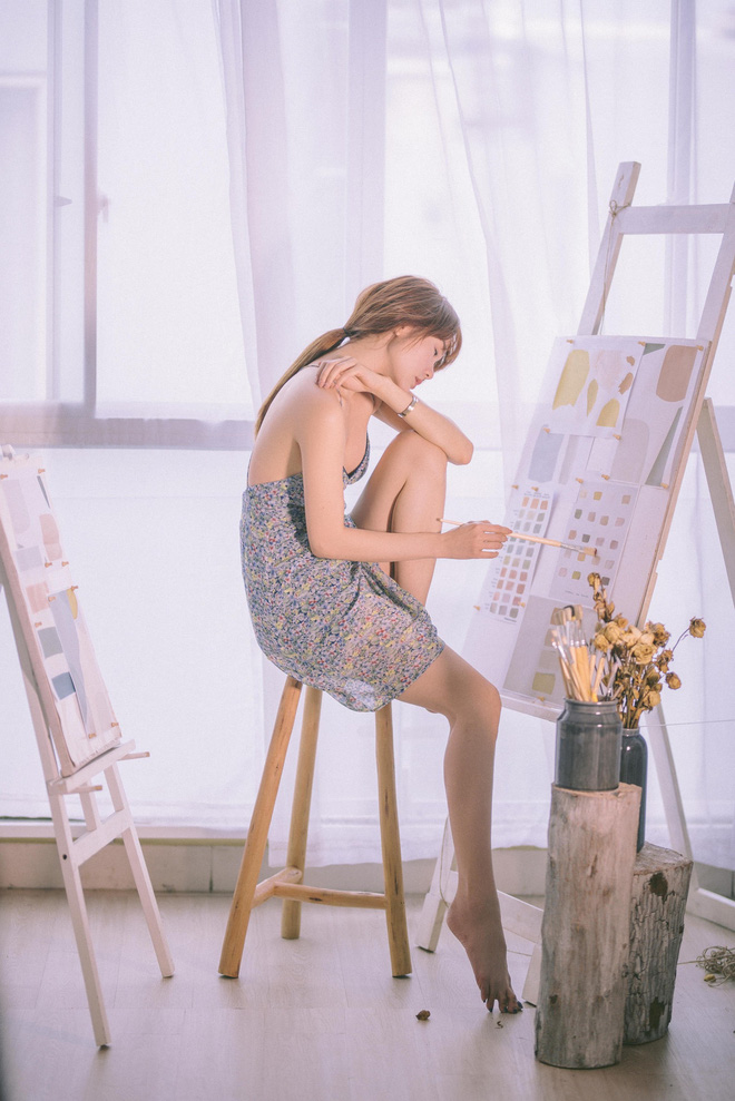 Thiết kế váy xẻ sâu cả trước ngực và sau lưng.&nbsp;