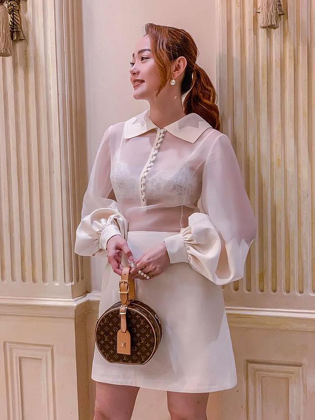 Minh Hằng để lộ áo ngực nhưng không hề bị chê.