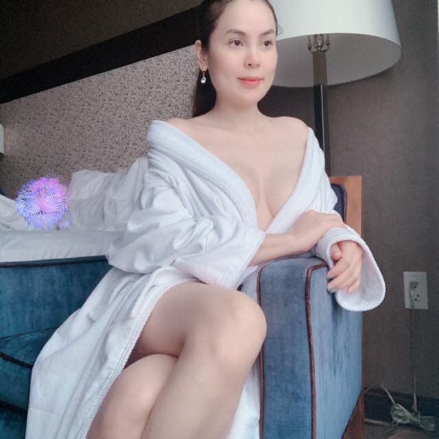 Hoa hậu Phương Lê khoe vòng 1 lả lơi với áo tắm.