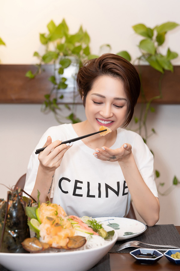 Bảo Anh thưởng thức sashimi tôm hùm tại Vua Cua