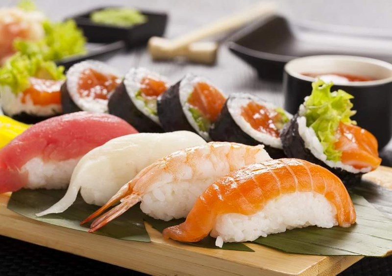Khi ăn sushi&nbsp;cá sống&nbsp;&nbsp;người dùng có thể bị ngộ độc thủy ngân, nhiễm sán dây,&nbsp;giun sán,…Ảnh: Internet