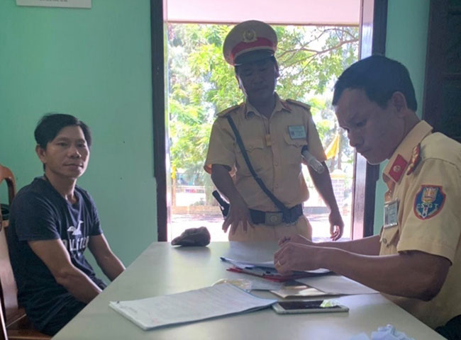 Tài xế Hồ Quốc Tuấn không có giấy phép lái xe nhưng vẫn có tình điều khiển xe khách 50 chỗ chở học sinh.