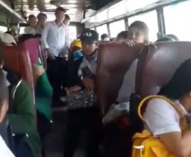 Xe khách BKS 73L-4047 chở 40 em học sinh trường THPT Thừa Lưu   bị trạm CSGT Phú Lộc bắt giữ.